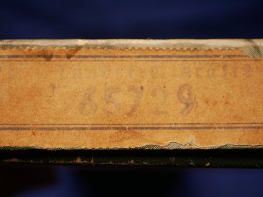 DDR / NVA Ehrendolch der Offiziere, Hersteller Mühlhausen mit dem frühen 3 Loch Gehänge in nummerngleicher Schachtel