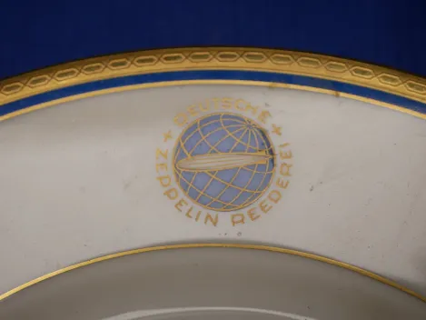 Teller "Deutsche Zeppelin Reederei" von Heinrich-Elfenbein-Porzellan