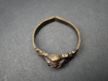 Preview: Originaler Totenkopfring Husarenring im Fundzustand / Hortfund / Rohling