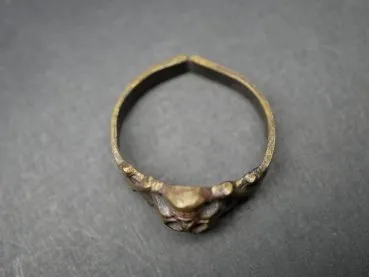 Originaler Totenkopfring Husarenring im Fundzustand / Hortfund / Rohling