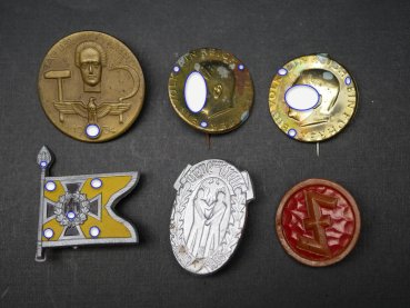 Preview: Lot von 6 WHW Abzeichen - Tag der Arbeit 1934 + Treue um Treue + Flagge Kavallerie usw.
