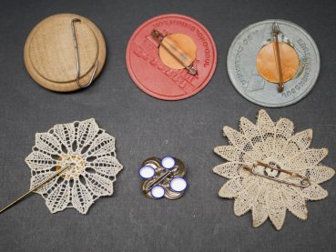 Preview: Lot WHW - Abzeichen DAF + DJH + Blumen