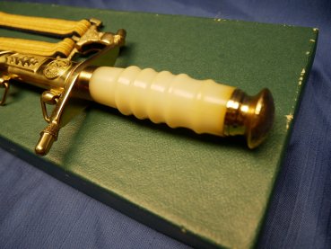 East German National People's Army (NVA) officer's dagger with hanger of the People's Navy in matching numbered box