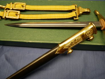 East German National People's Army (NVA) officer's dagger with hanger of the People's Navy in matching numbered box
