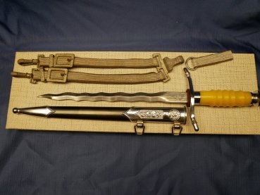DDR NVA Textbook Dolch - Ehrendolch für Offiziere mit geflammter Klinge mit Gehänge und Koppelschlaufe in nummerngleicher Schachtel