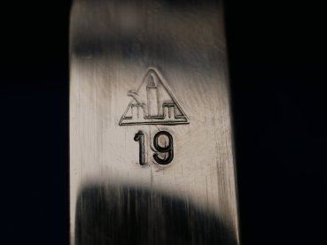 DDR NVA Textbook Dolch - Ehrendolch für Offiziere mit geflammter Klinge mit Gehänge und Koppelschlaufe in nummerngleicher Schachtel