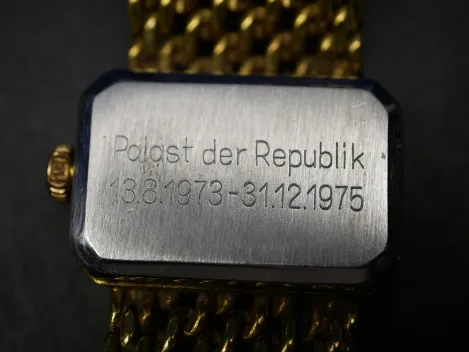 DAU - Ruhla Damenuhr "Für den Erbauern des Palast der Republik" Rs "Palast der Republik 13.08.1973 - 31.12.1975"