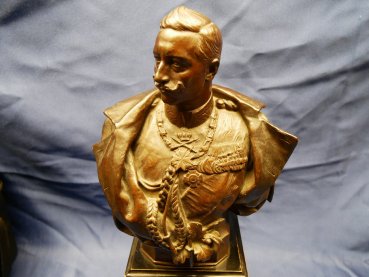 Bronzierte Büste mit Bildnis von Kaiser Wilhelm II auf Holzsockel mit Plakette "Offizierschiessen am 5.8.03 1.Preis"