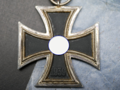 Preview: Iron Cross 2nd Class 1939 on ribbon + bag