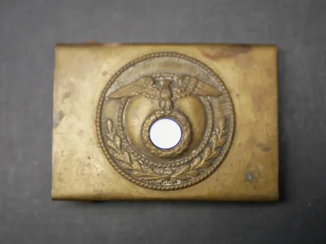 Kleines Hosenbund-Koppelschloss für SA oder NSDAP Jugend. Stehendes HK. ​​​​​​​Maße ca. 54 x 38 mm