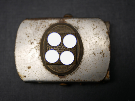 Kleines Sympathie Koppelschloss mit liegenden HK. Maße 48 x 32 mm