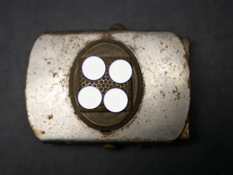 Small, sympathy-themed belt buckle with horizontal hook. Dimensions: 48 x 32 mm