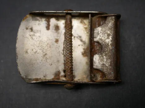 Small, sympathy-themed belt buckle with horizontal hook. Dimensions: 48 x 32 mm
