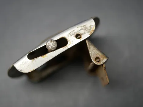 Small, sympathy-themed belt buckle with horizontal hook. Dimensions: 48 x 32 mm