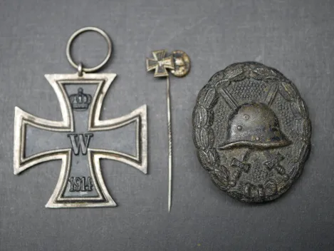 Iron Cross 2nd Class 1914 with manufacturer's mark LW + Wound Badge in Black + miniature