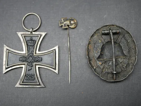 Iron Cross 2nd Class 1914 with manufacturer's mark LW + Wound Badge in Black + miniature