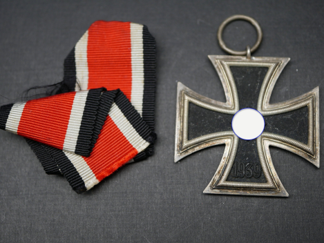 Preview: Iron Cross 2nd Class 1939, maker's mark 65 in ribbon ring, Klein & Quenzer, Oberstein with ribbon