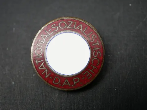 Knopfloch Parteiabzeichen in 23 mm Ausführung vom Hersteller RZM M1/105 Hermann Aurich, Dresden