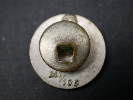 Preview: Knopfloch Parteiabzeichen in 23 mm Ausführung vom Hersteller RZM M1/105 Hermann Aurich, Dresden