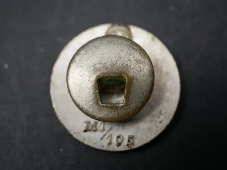 Knopfloch Parteiabzeichen in 23 mm Ausführung vom Hersteller RZM M1/105 Hermann Aurich, Dresden