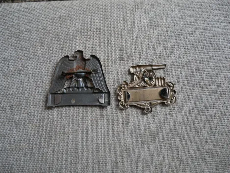 2 badges - Military-ready + Artillery