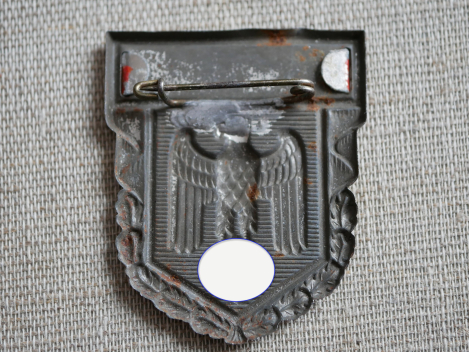 Badge - Eagle with swastika and inscription "Fit for military service"