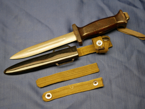 Preview: DDR NVA Kampfmesser KM66 in nummerngleicher Schachtel - 2. Modell