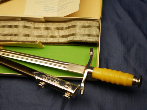 Preview: NVA officer's dagger of the land forces with hanger + parade sash + matching numbered box + guarantee certificate from 1984