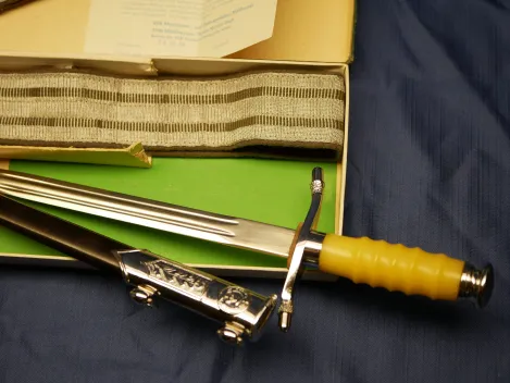 NVA officer's dagger of the land forces with hanger + parade sash + matching numbered box + guarantee certificate from 1984