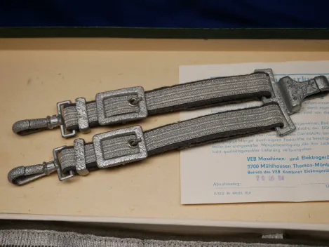 NVA officer's dagger of the land forces with hanger + parade sash + matching numbered box + guarantee certificate from 1984