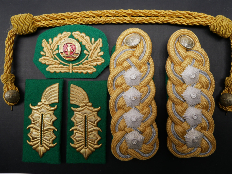 DDR NVA - Set Paar Schulterklappen / Kragenspiegel /  Mützenemblem / Mützenkordel Armeegeneral der GT Grenztruppen für die Uniform