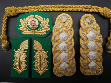 DDR NVA - Set Paar Schulterklappen / Kragenspiegel /  Mützenemblem / Mützenkordel Armeegeneral der GT Grenztruppen für die Uniform