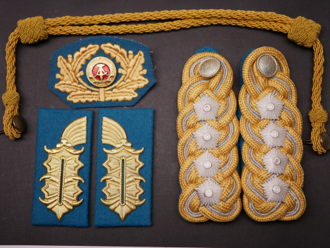 GDR NVA – Set comprising shoulder boards, collar tabs, cap badge, and cap cord for an Army General (LSK/Air Force)
