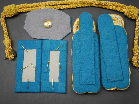 DDR NVA - Paar Schulterklappen + Kragenspiegel + Mützenemblem + Mützenkordel Armeegeneral LSK Luftstreitkräfte