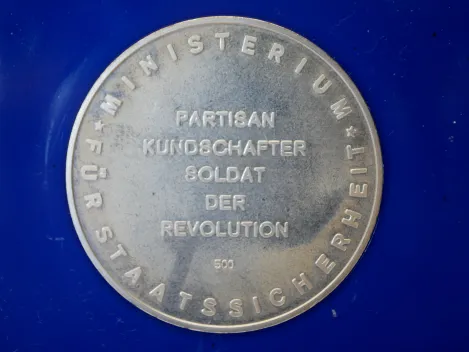 MfS Ministerium für Staatssicherheit - Geschenk Medaille Fritz Schmenkel in 500er Silber