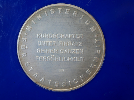 MfS Ministerium für Staatssicherheit - Geschenk Medaille Dr. Arvid Harnack in 500er Silber