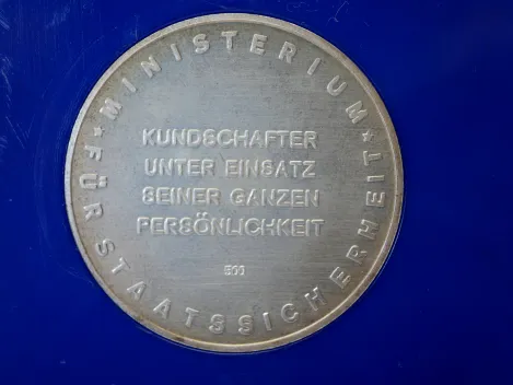 MfS Ministerium für Staatssicherheit - Geschenk Medaille Dr. Arvid Harnack in 500er Silber
