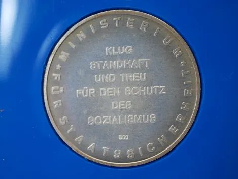 MfS Ministerium für Staatssicherheit - Geschenk Medaille Ilse Stöbe in 500er Silber