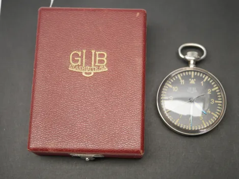 DDR NVA Taschenuhr - Äußerst seltene GUB Glashütter Beobachtungsuhr mit schwarzem Zifferblatt im Etui