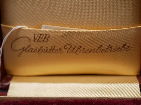 DDR NVA Taschenuhr - Äußerst seltene GUB Glashütter Beobachtungsuhr mit schwarzem Zifferblatt im Etui