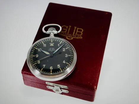 DDR NVA Taschenuhr - Äußerst seltene GUB Glashütter Beobachtungsuhr mit schwarzem Zifferblatt im Etui