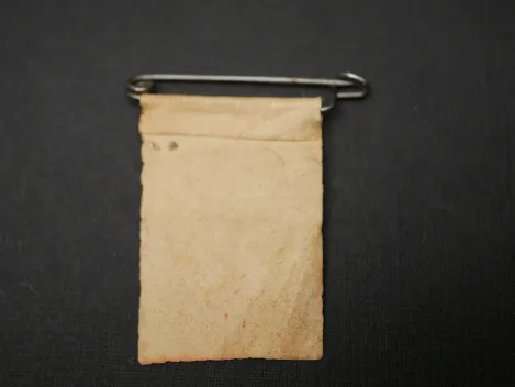 Abzeichen aus Papier - Fahne Banner Flagge mit HK
