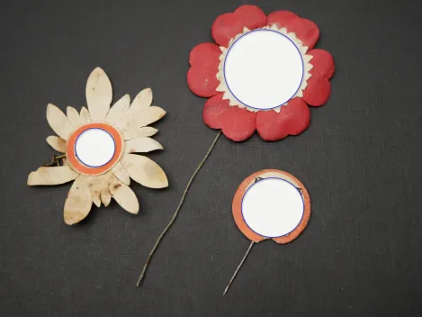 3x Abzeichen aus Papier - Blume mit HK - Tag der Arbeit