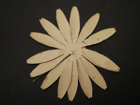 Abzeichen aus Papier - Blume mit HK - Tag der Arbeit