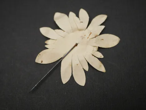 Abzeichen aus Papier - Blume mit HK - Tag der Arbeit