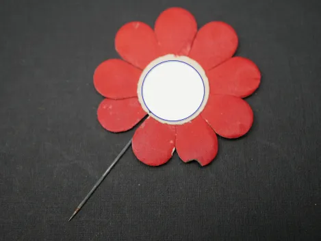 Abzeichen aus Papier - Blume mit HK - Tag der Arbeit mit Zettel