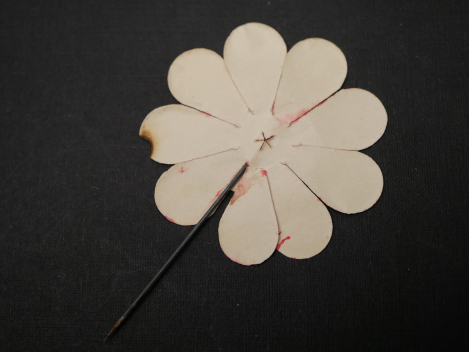 Abzeichen aus Papier - Blume mit HK - Tag der Arbeit mit Zettel