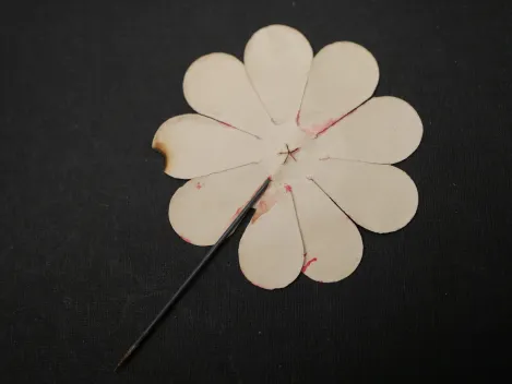 Abzeichen aus Papier - Blume mit HK - Tag der Arbeit mit Zettel