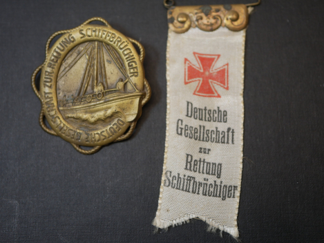 Preview: 2 Abzeichen - Deutsche Gesellschaft zur Rettung Schiffbrüchiger