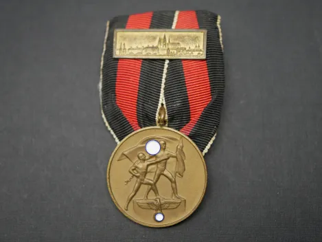 Sudetenland Medaille zur Erinnerung an den 1. Oktober 1938 mit Auflage Prager Burg an Einzelspange